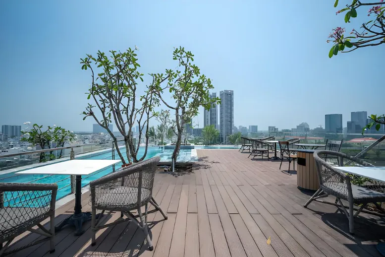 Hồ bơi – Chill giữa lòng thành phố – Review Khách sạn Cozrum Homes - Sonata Residence (2)