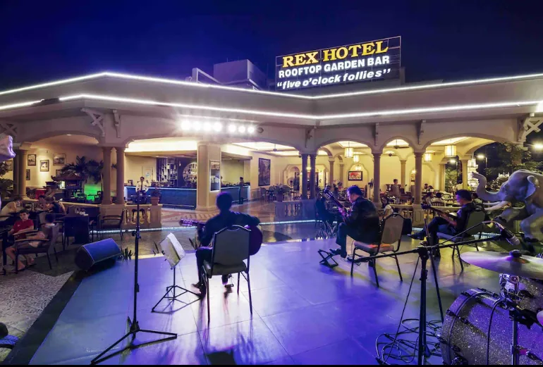 Rooftop Garden Bar – Huyền thoại Sài Gòn trên tầng cao – Review Rex Hotel Saigon – Nghỉ Dưỡng 5 Sao Giữa Sài Gòn