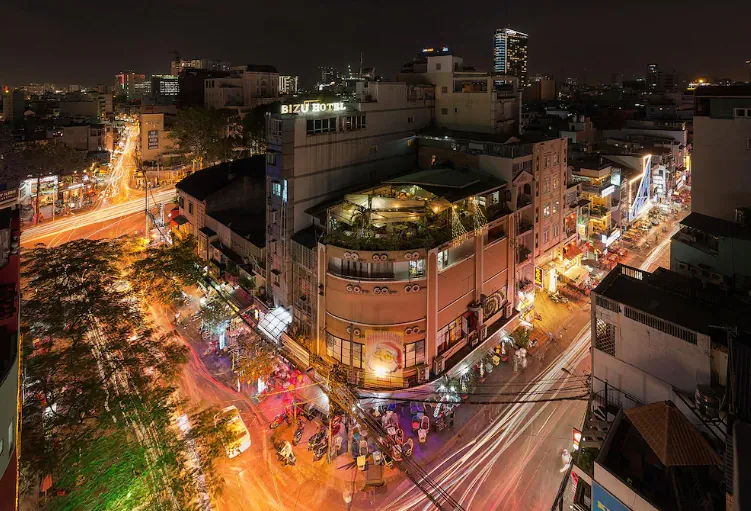 Vị trí vàng ngay phố Tây – Bắt trọn nhịp sống Sài Gòn – Review Khách sạn C Central Hotel – giữa lòng Sài Gòn
