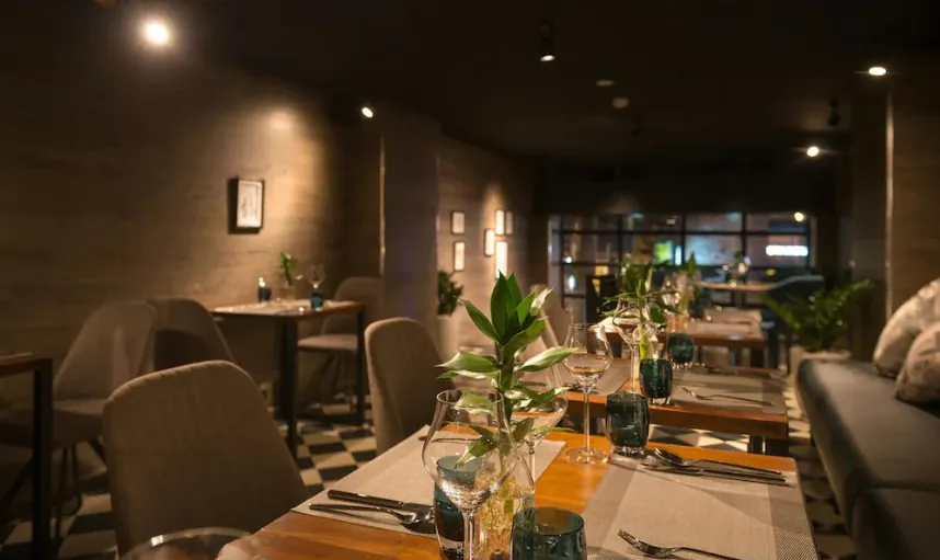 Ẩm thực & giải trí tại chỗ – Không cần đi đâu xa vẫn đầy đủ tiện nghi – Review Khách sạn C Central Hotel – giữa lòng Sài Gòn (2)