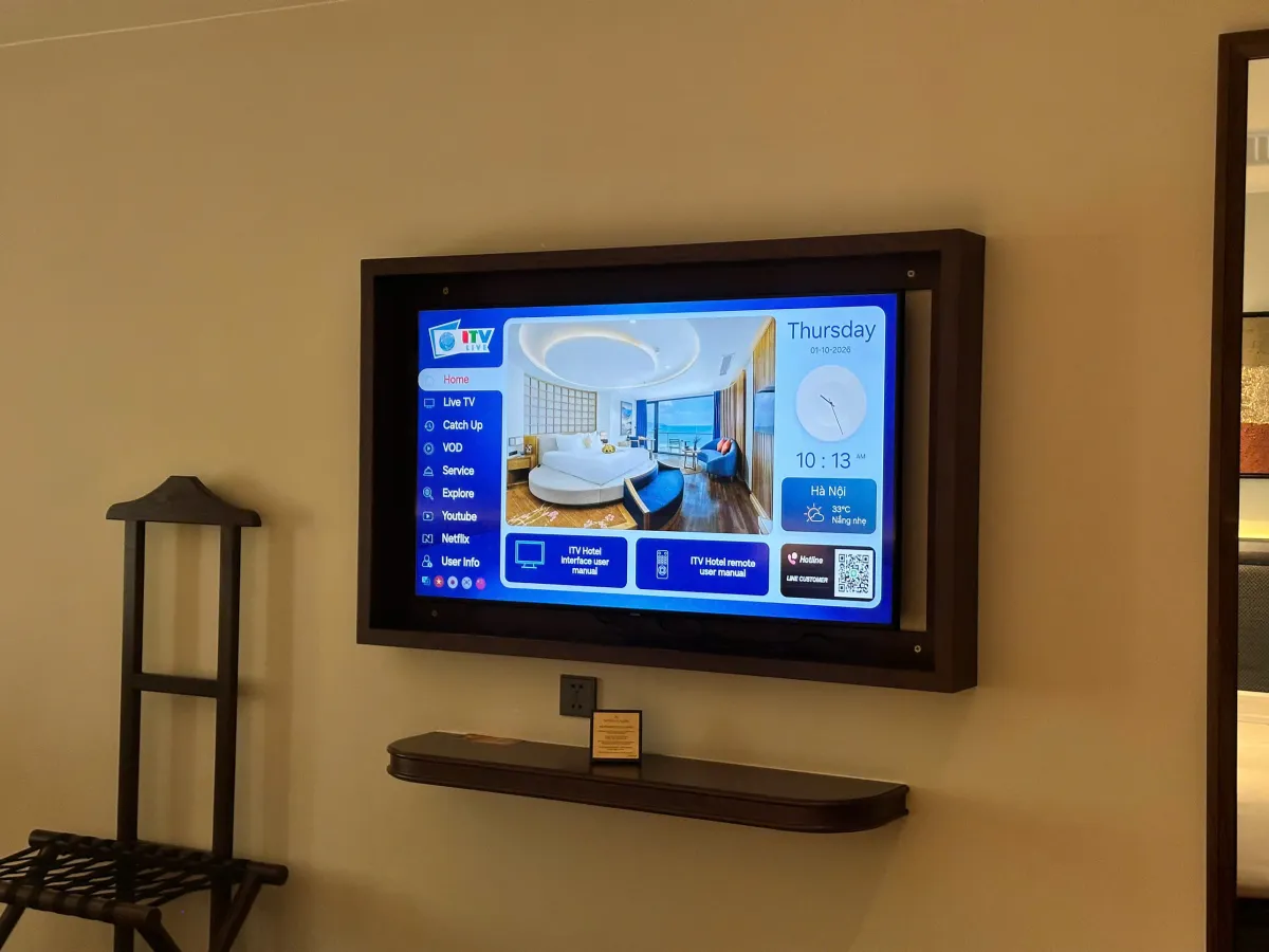 Màn hình chào ITV Hotel hiển thị giờ, thời tiết và hình ảnh khách sạn trên TV phòng