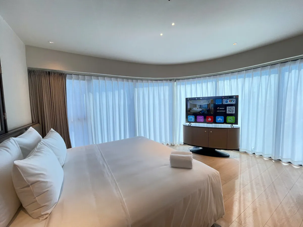 Phòng khách sạn view kính rộng với Smart TV chạy giao diện ITV Hotel
