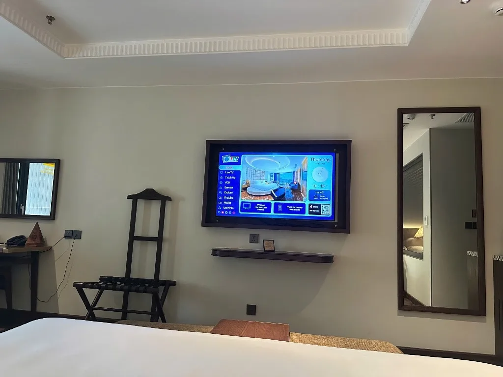 TV âm khung gỗ trong phòng khách sạn – ảnh thực tế hệ thống IPTV khách sạn ITVmax
