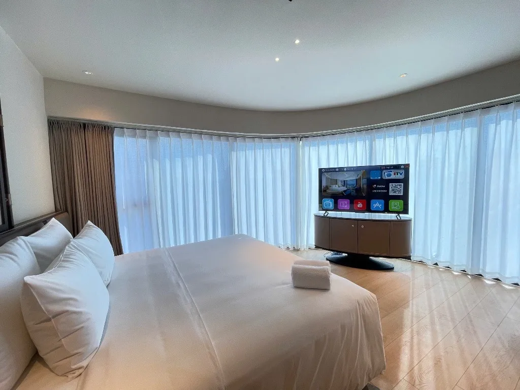 TV đặt trên tủ trong phòng suite – ảnh thực tế hệ thống IPTV khách sạn ITVmax