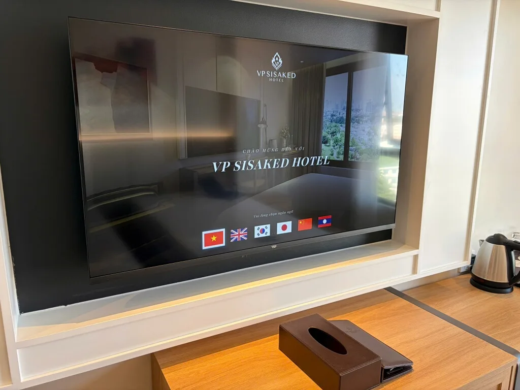Giao diện IPTV trên Smart TV phòng khách sạn VP Sisaked tại Vientiane, nhìn từ góc nghiêng