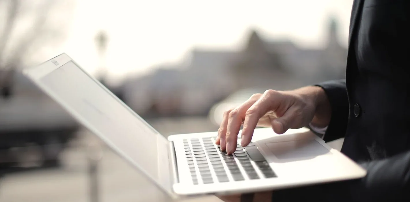 Website đặt phòng riêng hay Booking.com cho khách sạn?
